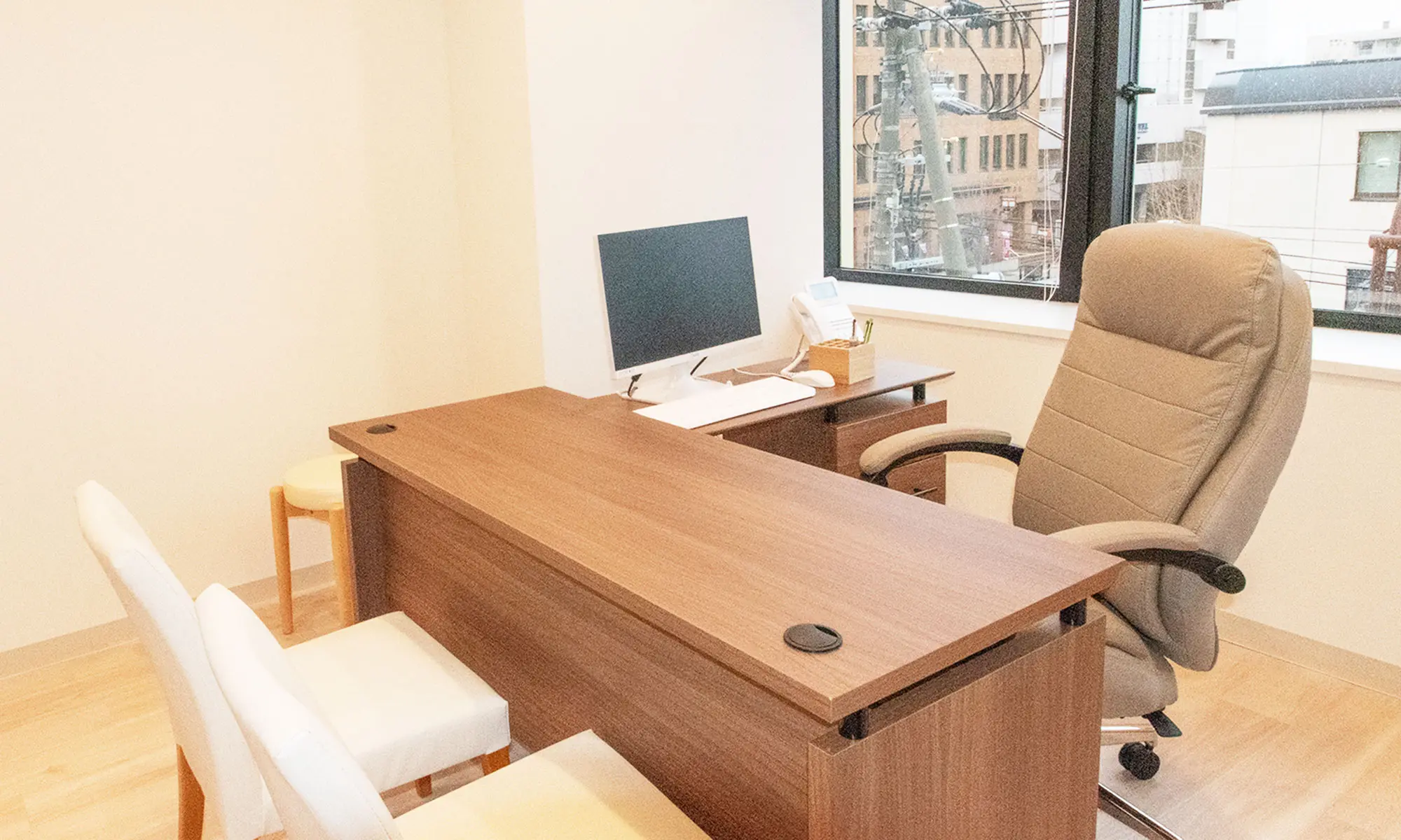 昭和通りメンタルクリニックは旭川市にある心療内科・精神科です。気分が落ち込む、疲れているのに眠れない、人前に出ると緊張してしまう、激しい運動をしていないのに動悸や息苦しさを感じる、周囲の人に強く当たってしまう、気力がわかず、何もしたくない、ケアレスミスが多い、普段の何気ない会話が苦手などの症状のほか、うつ病や睡眠障害、パニック障害、適応障害、社会不安障害、軽度の認知症、軽度の統合失調症、軽度の躁うつ病などでお悩みの方の診察を主に行っています。