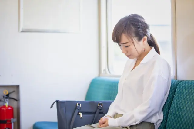 昭和通りメンタルクリニックは旭川市にある心療内科・精神科です。気分が落ち込む、疲れているのに眠れない、人前に出ると緊張してしまう、激しい運動をしていないのに動悸や息苦しさを感じる、周囲の人に強く当たってしまう、気力がわかず、何もしたくない、ケアレスミスが多い、普段の何気ない会話が苦手などの症状のほか、うつ病や睡眠障害、パニック障害、適応障害、社会不安障害、軽度の認知症、軽度の統合失調症、軽度の躁うつ病などでお悩みの方の診察を主に行っています。